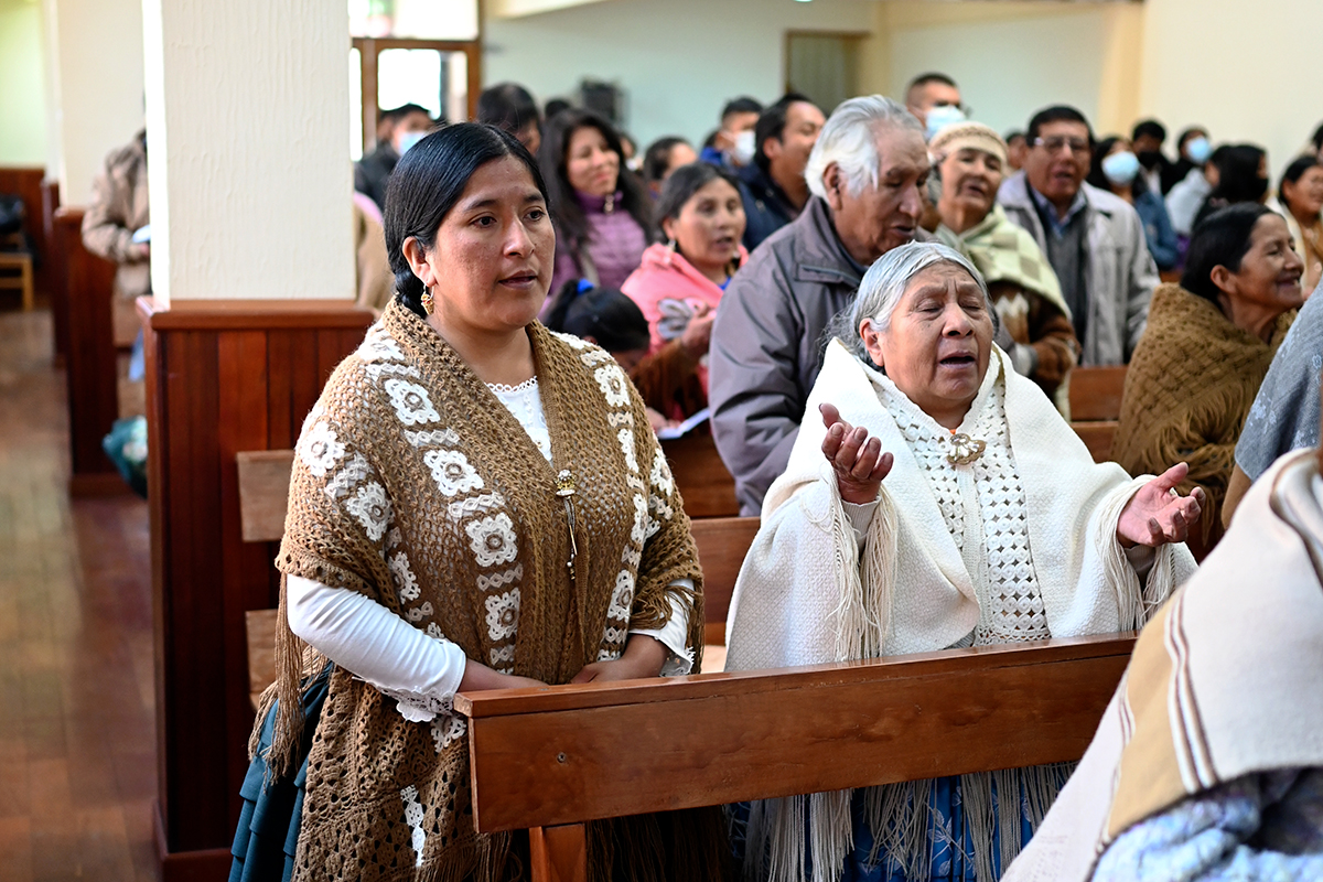 Naiset jumalanpalveluksessa Boliviassa.