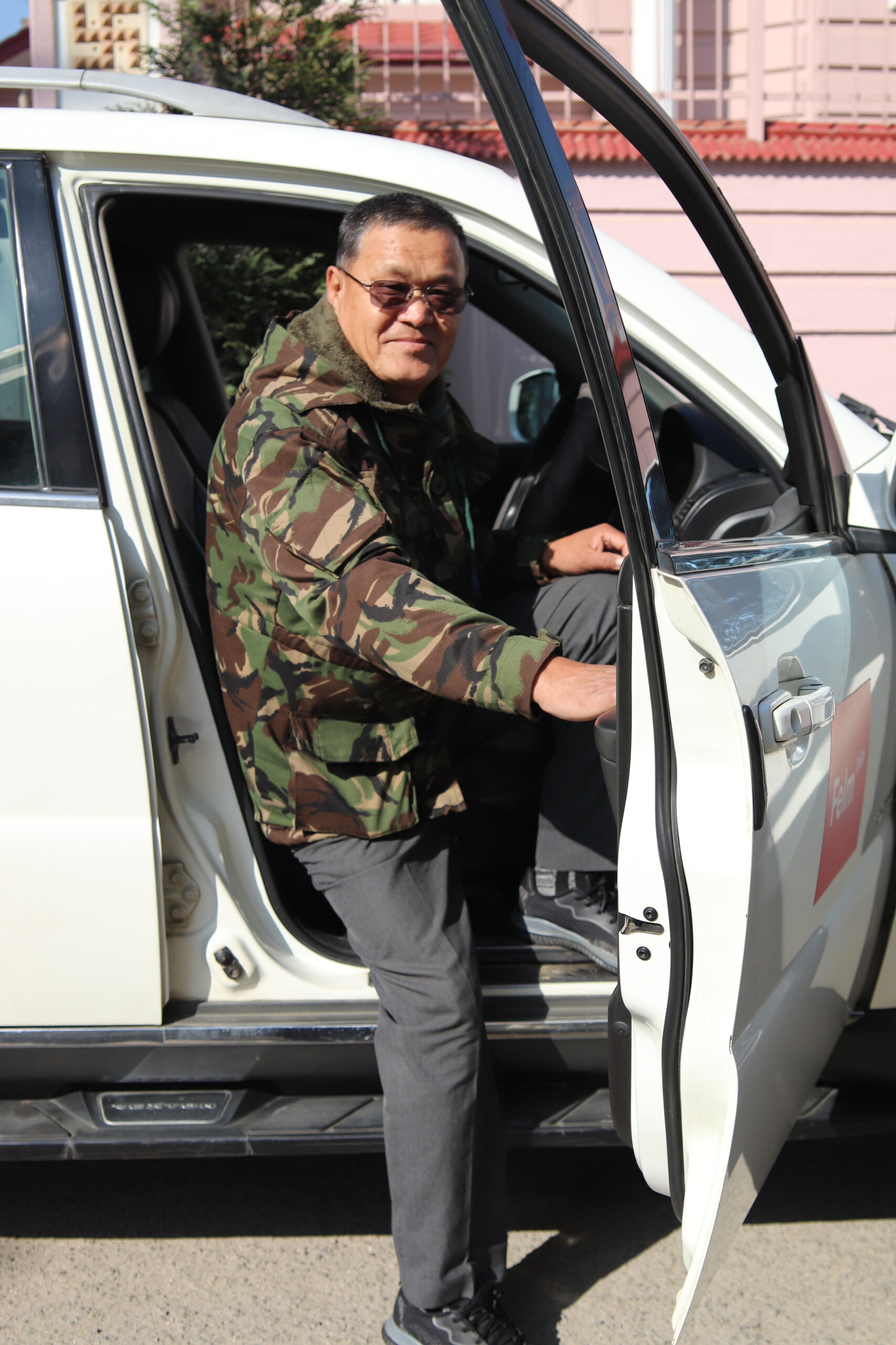 Ashok astuu ulos autosta.