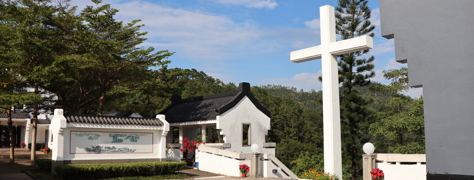 Ett kors och en kyrka i Hongkong