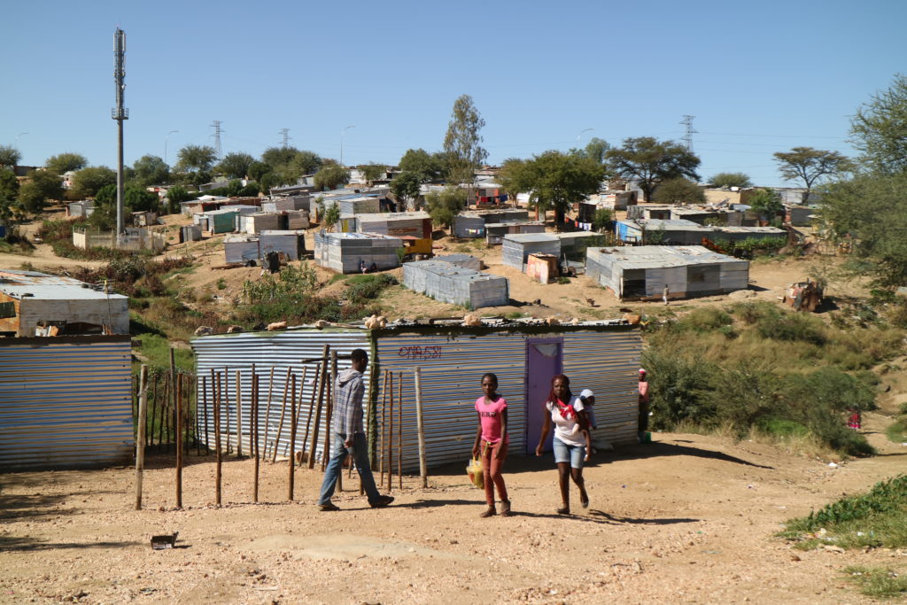Människor i ett bostadsområde i Namibien.