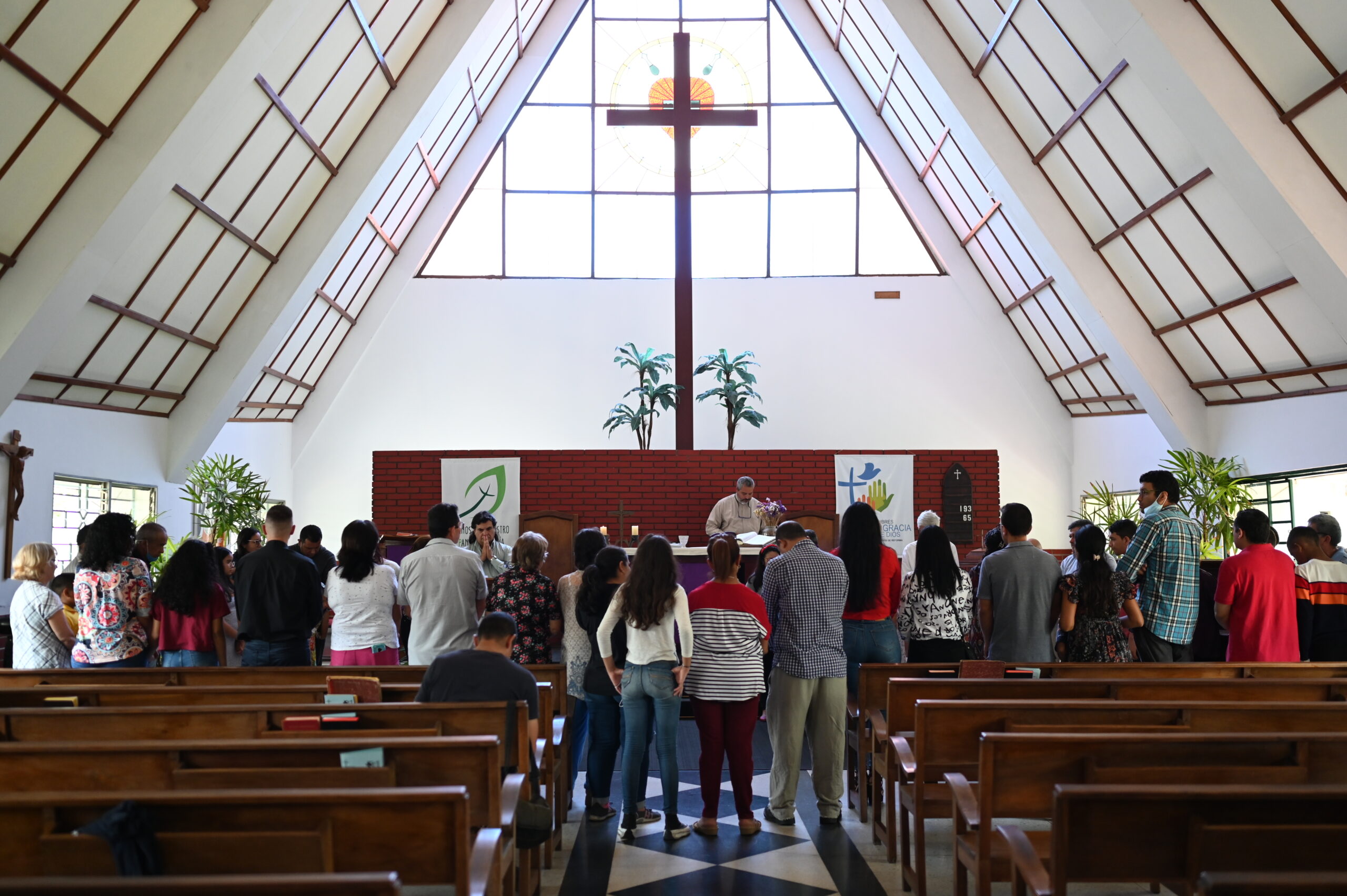 Ett stort kors i Valencias lutherska kyrka, under en gudstjänst.