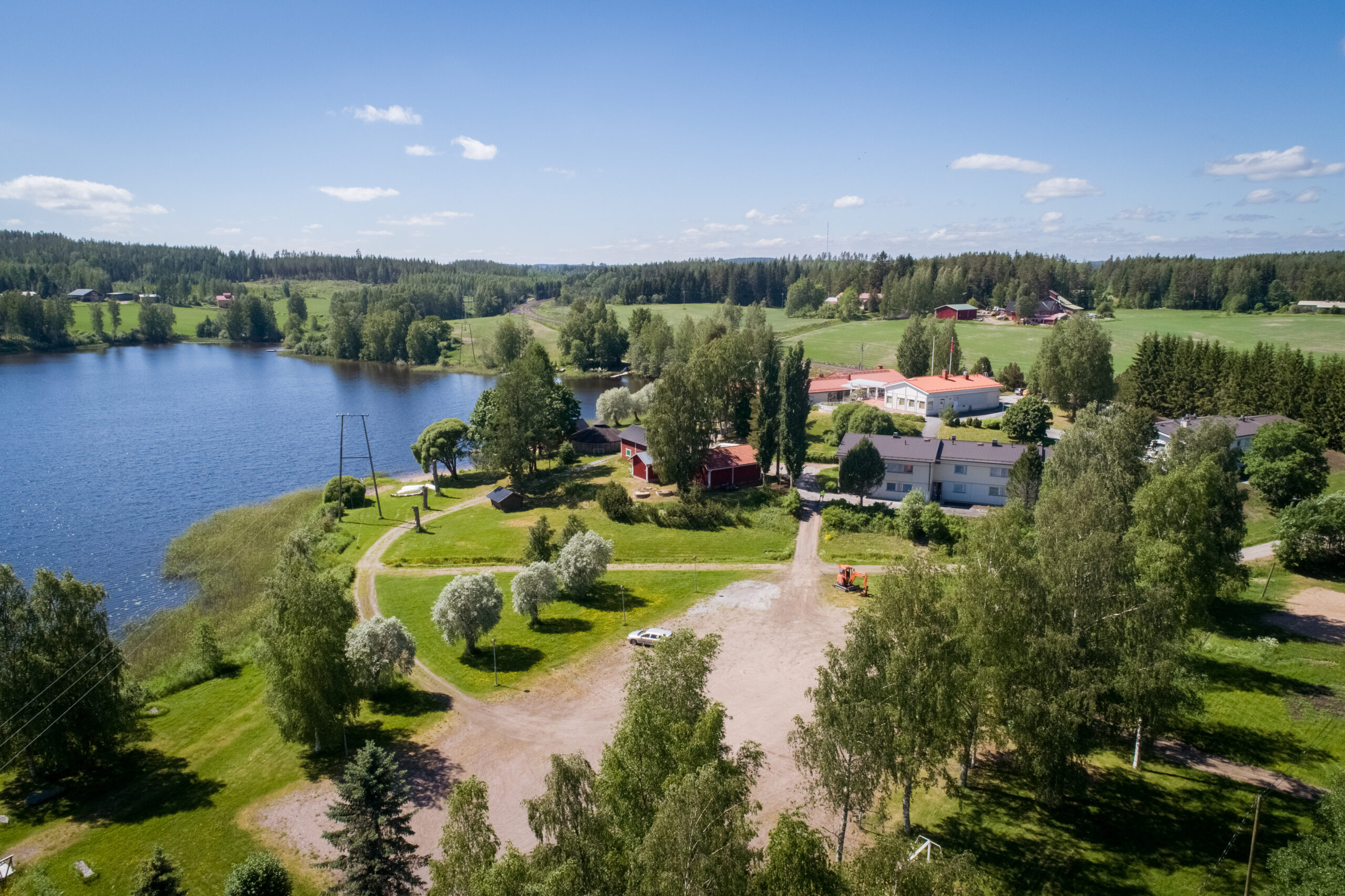 Avaa kuva 8: Ilmakuva Päiväkummun leirikeskuksesta osana ympäröivää maisemaa.