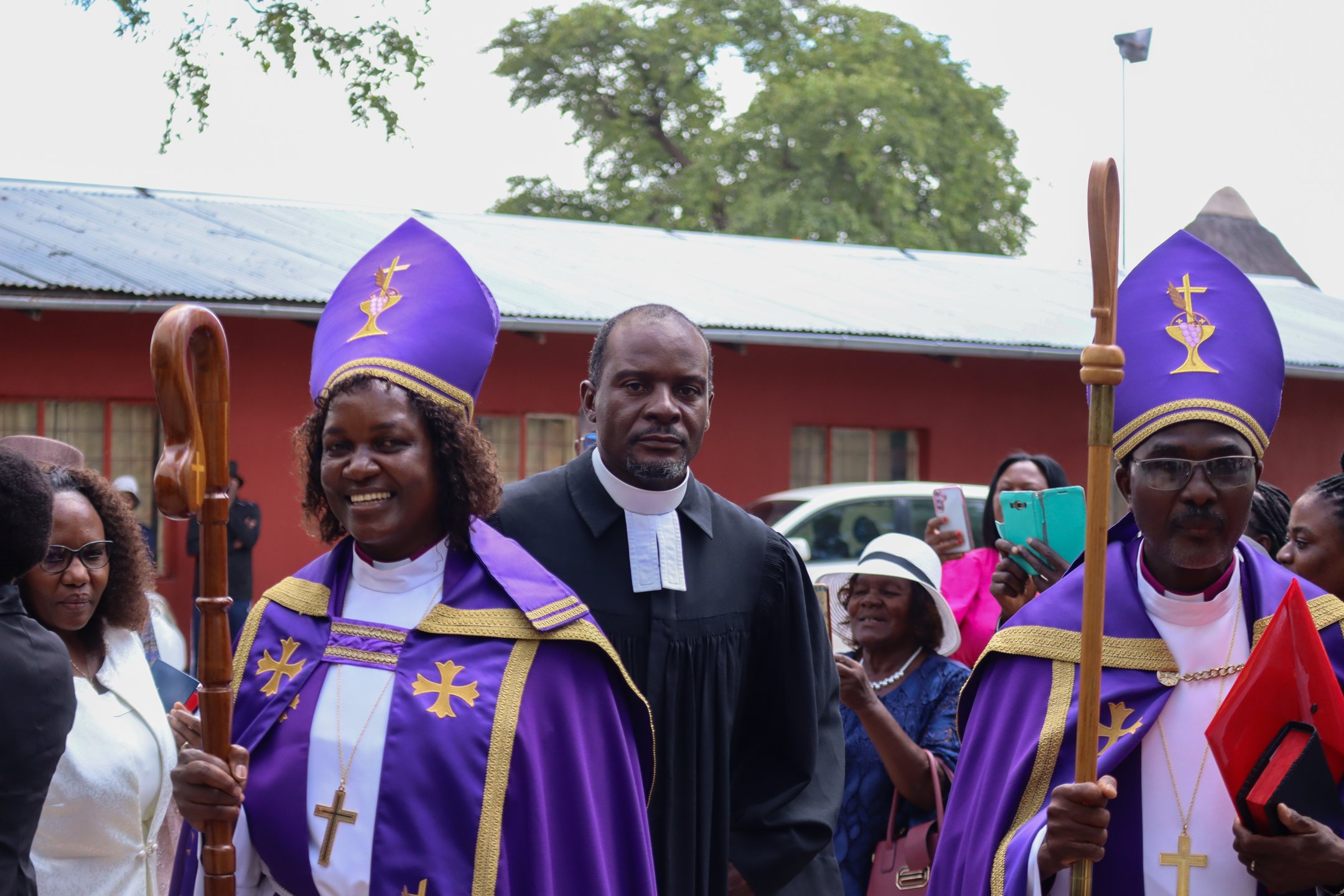 Namibian kirkon piispa ja pastori.