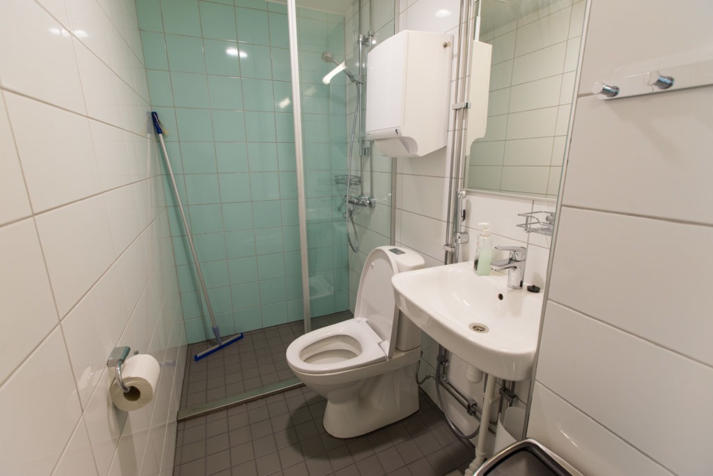 Avaa kuva 10: Pesuhuone ja wc majoitusrakennuksessa Päiväkummussa.