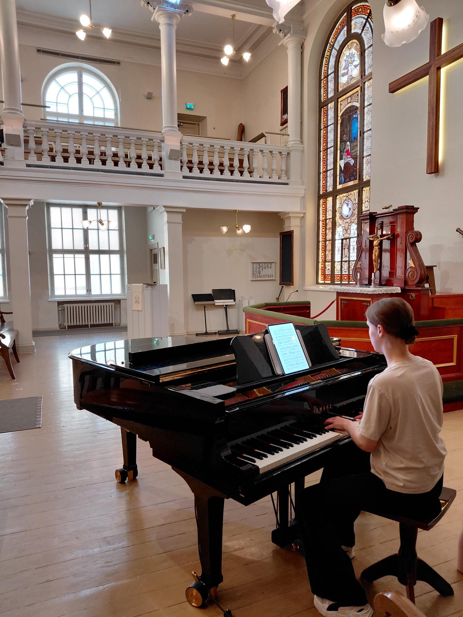 Avaa kuva 7: Piano ja kirkkosali Lähetyskirkossa Helsingissä.