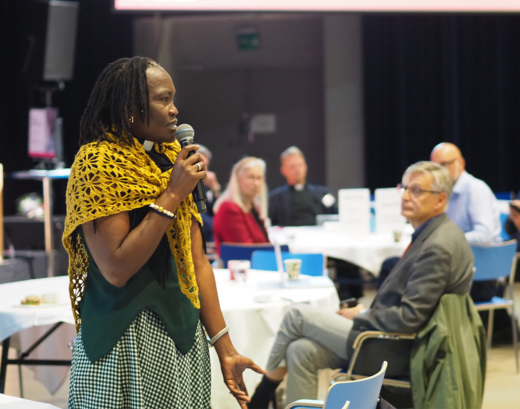 Namibian evankelis-luterilaisen ELCIN-kirkon Justina Shilongo puhuu vuosikokoustyöpajassa.