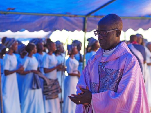Kuvassa etualalla Senegalin luterilaisen kirkon johtaja Latyr Diouf ja taustalla seurakuntalaisia.