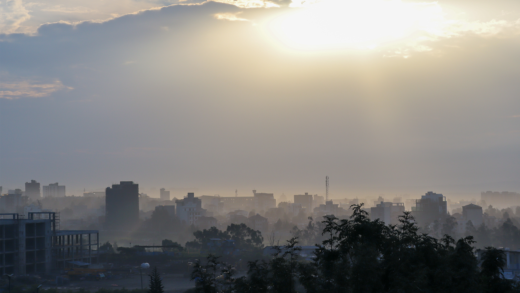 Kuva Addis Abebasta auringonnousun aikaan